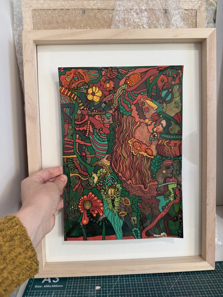 obaz akrylowy na papierze, psychodeliczny, surrealistyczny, wypełniony postaciami i kształtami.